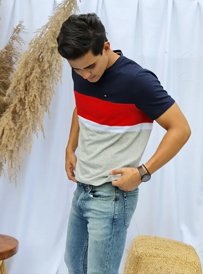 Camiseta Tommy Hilfiger para caballero con  diseño a rayas anchas color rojo, azul, blanco e gris
