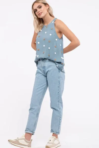 Blusa para dama con puntos en relieve estilo bordados