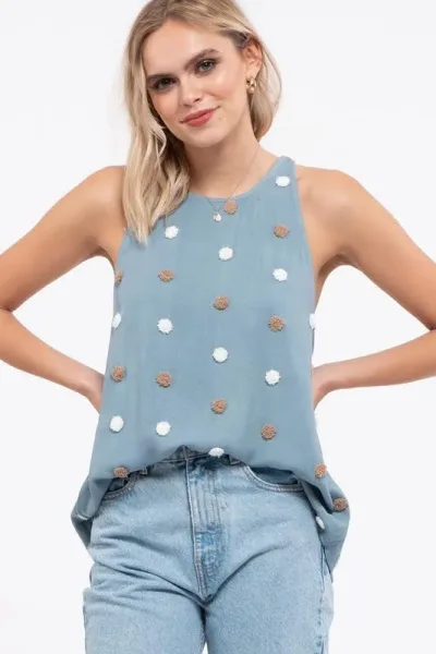 Blusa para dama con puntos en relieve estilo bordados