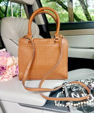 Bolso Tommy Hilfiger para dama color camel