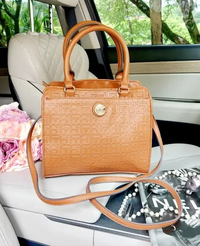 Bolso Tommy Hilfiger para dama color camel