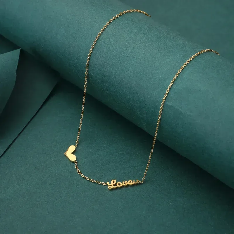 Collar de acero de titanio con diseño de corazón con frase LOVE