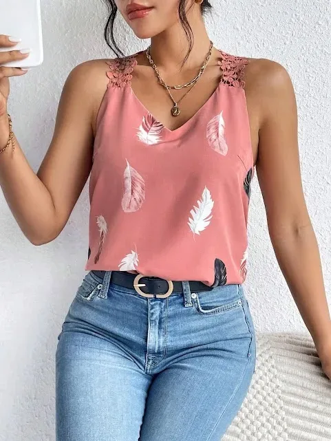Blusa para dama color coral con estampado de plumas