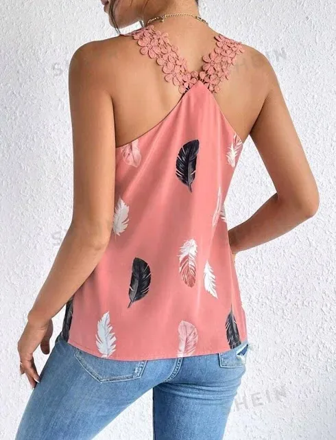 Blusa para dama color coral con estampado de plumas