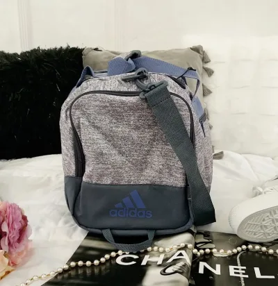 Bolso Adidas para dama color gris y morado