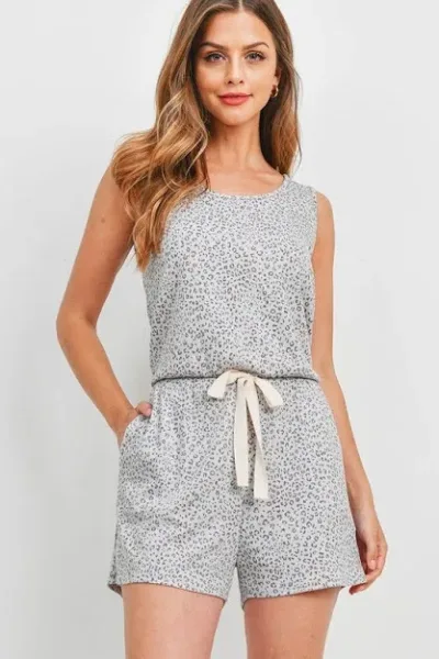 Enterizo para dama color gris con diseño animal print