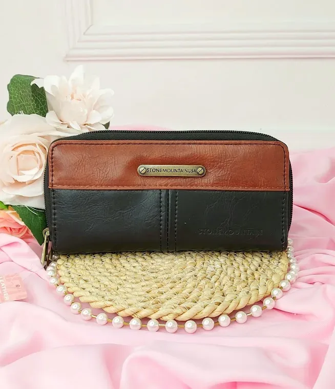 Cartera Stone Mountain Usa para dama color negro y camel