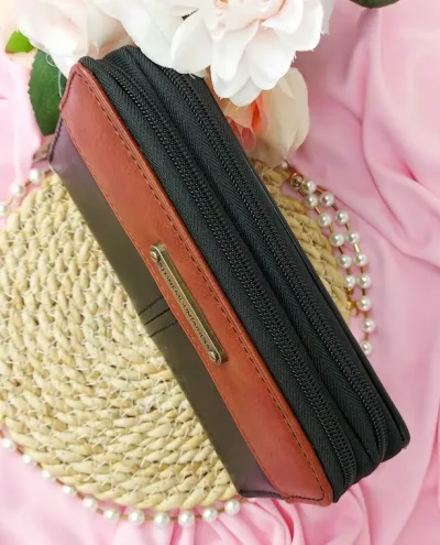 Cartera Stone Mountain Usa para dama color negro y camel