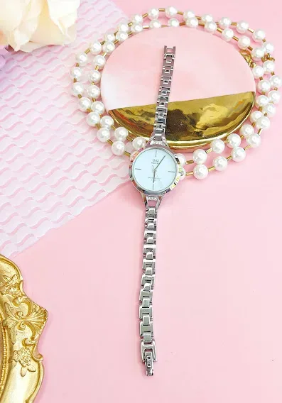 Reloj Q and Q para dama color plateado