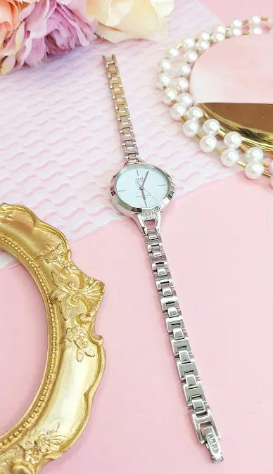 Reloj Q and Q para dama color plateado