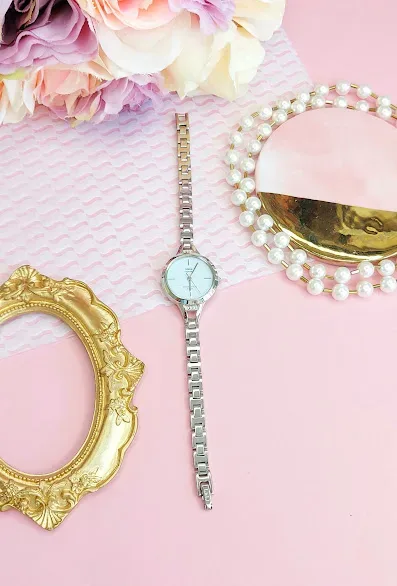 Reloj Q and Q para dama color plateado