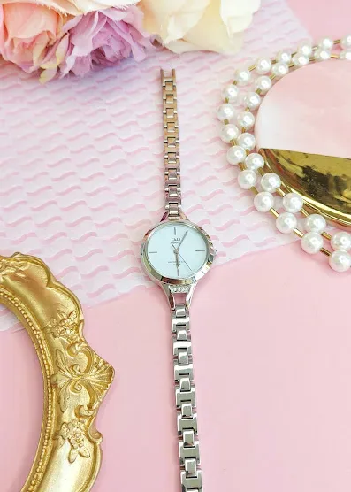 Reloj Q and Q para dama color plateado