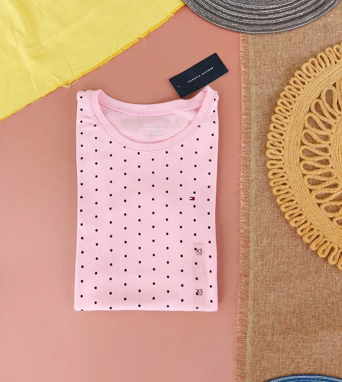 Camiseta Tommy Hilfiger para dama color rosa con puntos negros