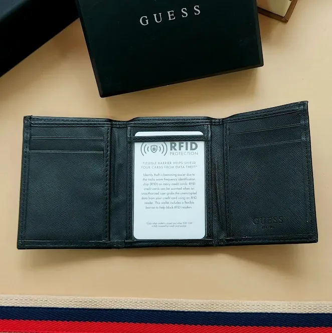 Billetera Guess para caballero color negro