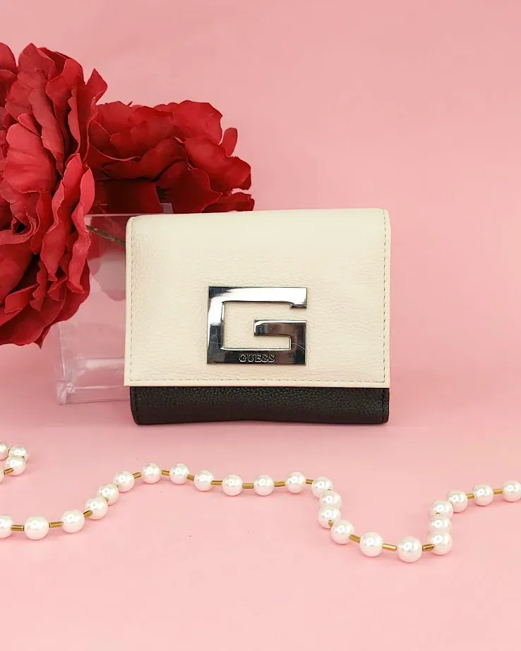 Cartera Guess para dama color rosa y negro