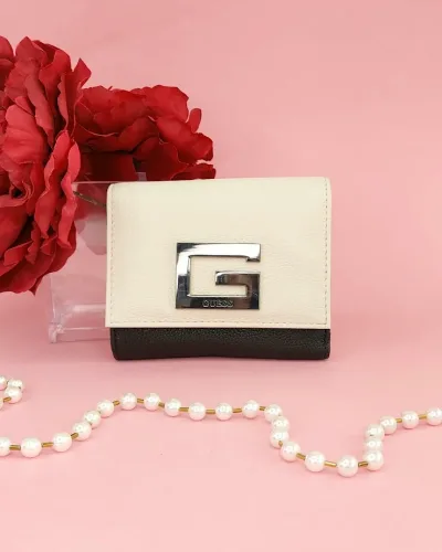 Cartera Guess para dama color rosa y negro