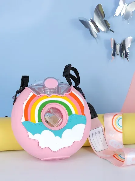 Botella de agua de plástico con diseño de dona.