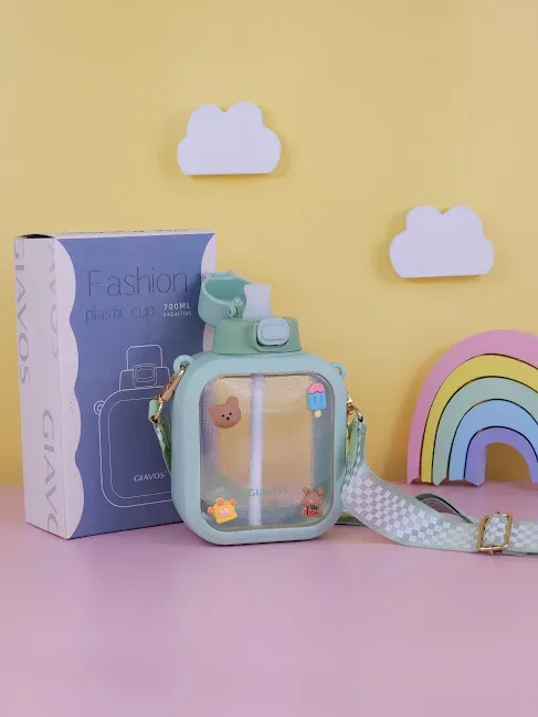 Botella de plástico con botones diseños varios al azar