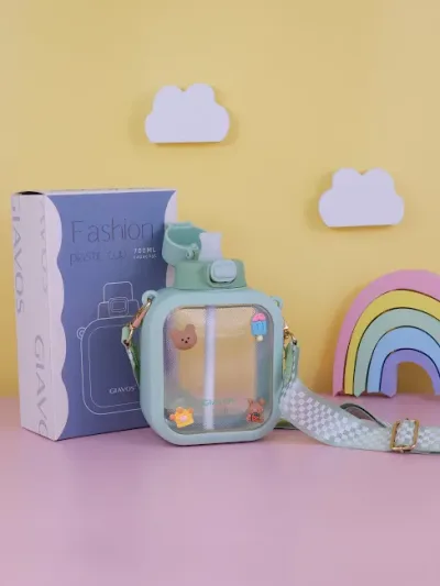 Botella de plástico con botones diseños varios al azar