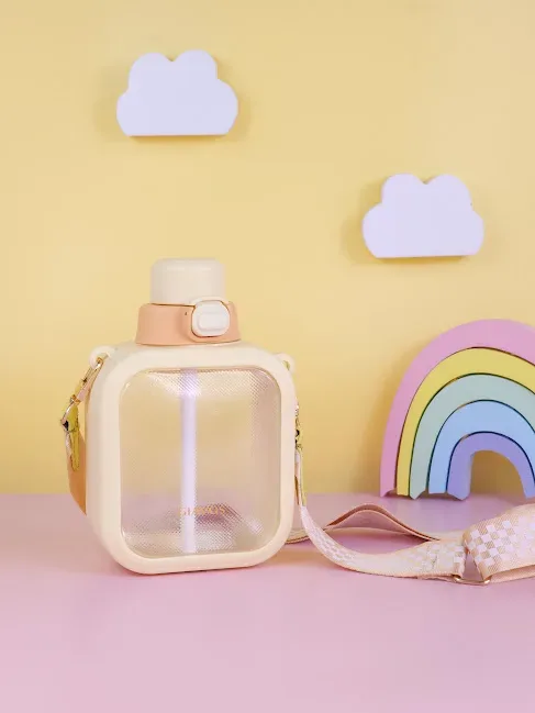 Botella de plástico con botones diseños varios al azar