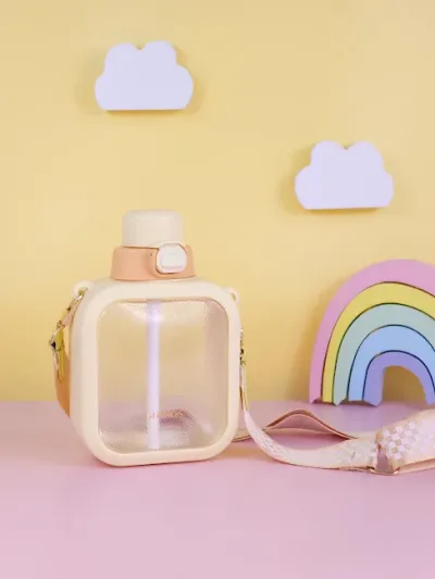 Botella de plástico con botones diseños varios al azar