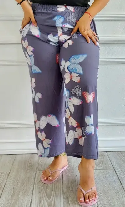Pantalón para dama con diseño de mariposas color gris