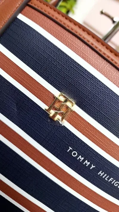 Bolso de hombro Tommy Hilfiger para dama color café