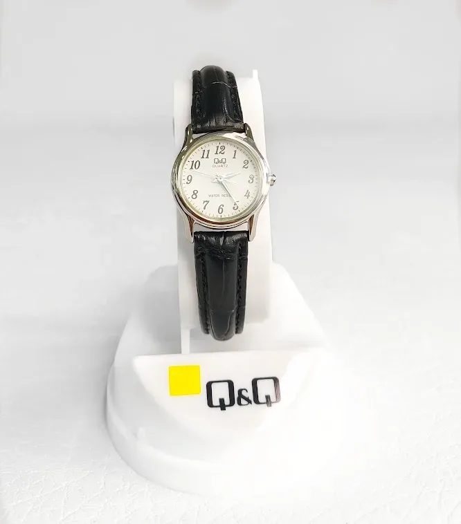 Reloj Q &Q para dama color negro y plateado
