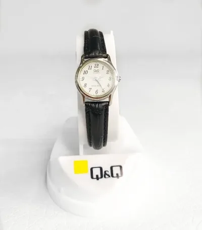 Reloj Q &Q para dama color negro y plateado