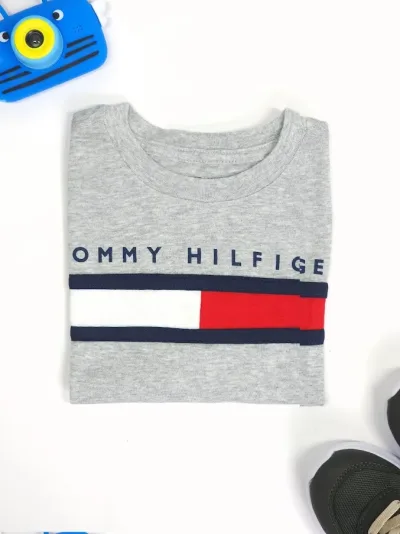 Camiseta Tommy Hilfilger para niño color gris