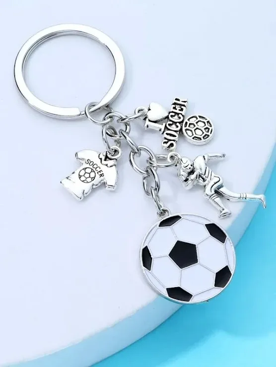 Llavero con diseño de accesorios de futbol