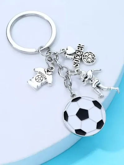 Llavero con diseño de accesorios de futbol