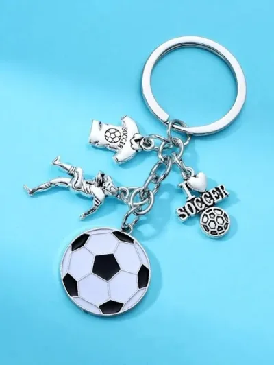 Llavero con diseño de accesorios de futbol