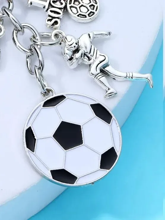 Llavero con diseño de accesorios de futbol