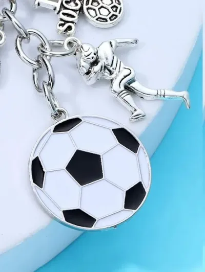 Llavero con diseño de accesorios de futbol