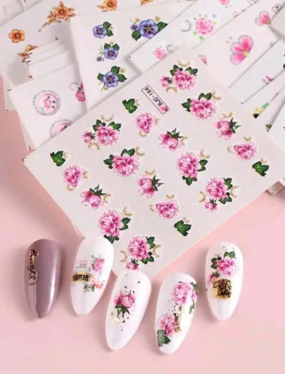 Decoración de uña con estampado floral