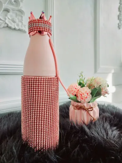 Termo botella con diseño de diamante rosado.