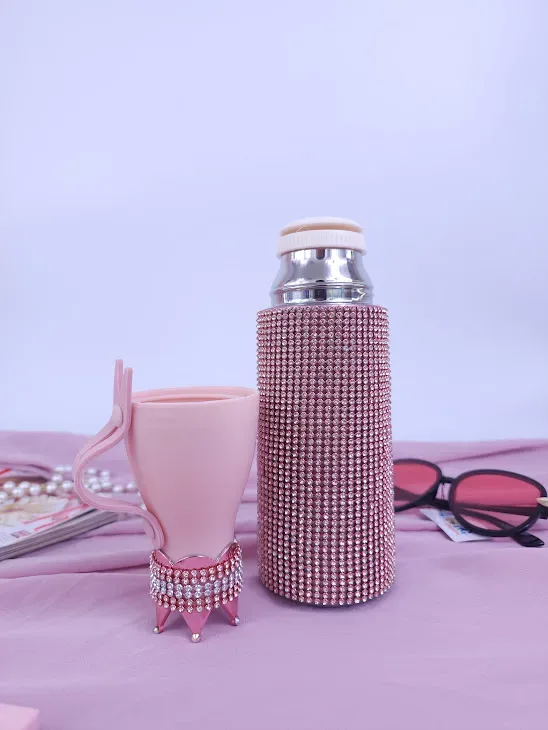 Termo botella con diseño de diamante rosado.