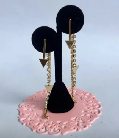 Aretes para dama de fantasía con forma de flecha y perlas