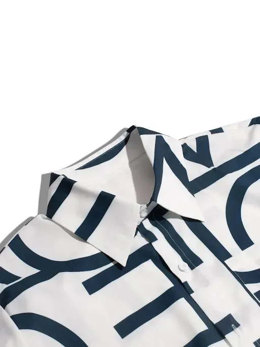 Camisa para caballero color blanco con estampado de letra azules y bolsillo