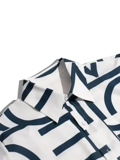 Camisa para caballero color blanco con estampado de letra azules y bolsillo