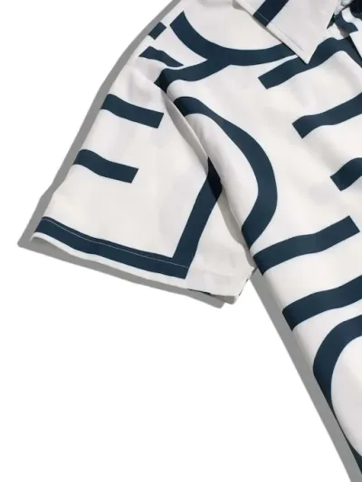 Camisa para caballero color blanco con estampado de letra azules y bolsillo