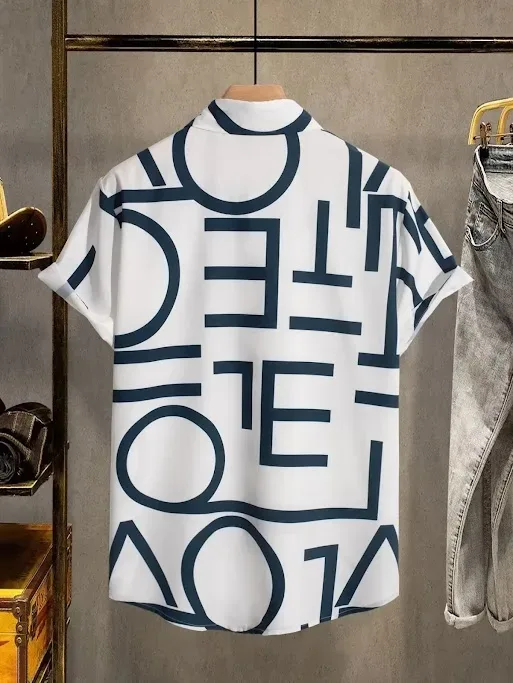 Camisa para caballero color blanco con estampado de letra azules y bolsillo