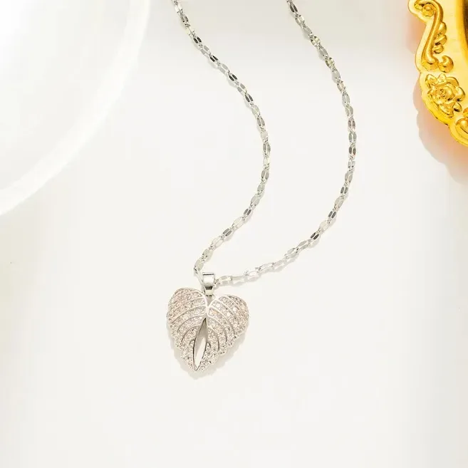 Collar Acero de Titanio para dama con dije de alas en forma de corazón