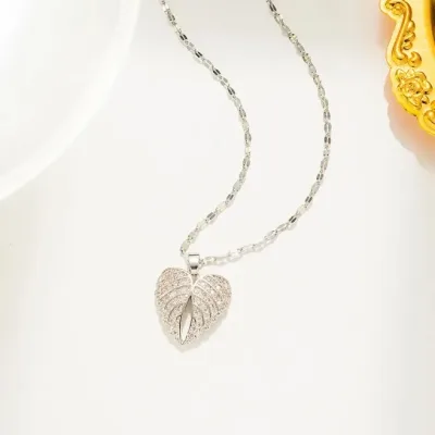 Collar Acero de Titanio para dama con dije de alas en forma de corazón