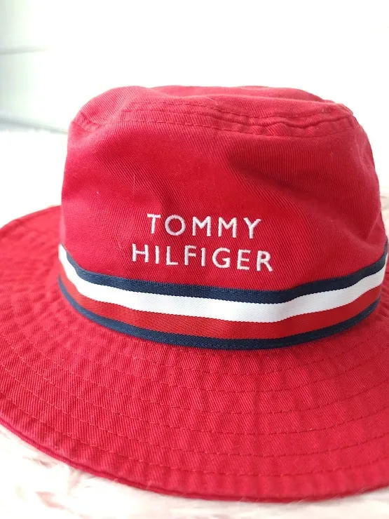 Sombrero color rojo estampado de tommy hilfiger