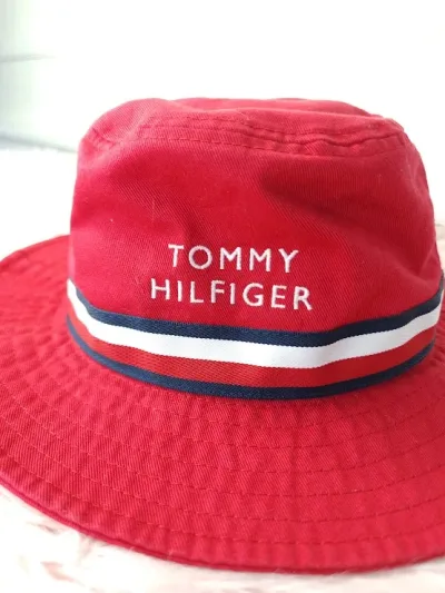 Sombrero color rojo estampado de tommy hilfiger