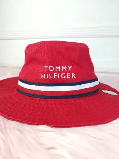 Sombrero color rojo estampado de tommy hilfiger
