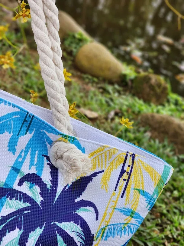 Bolso de hombro para dama con diseño tropical