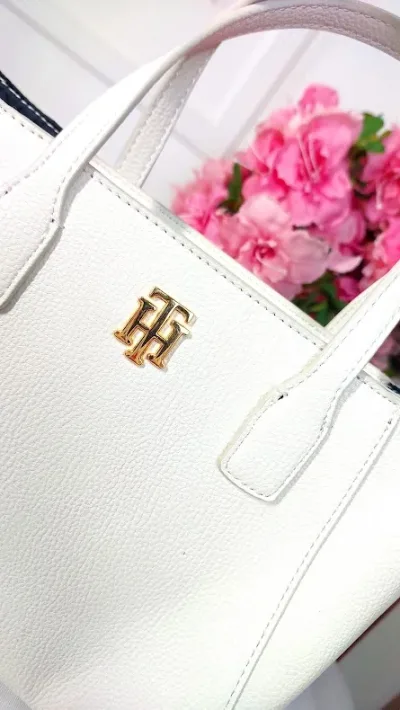 Bolso de hombro Tommy Hilfiger para dama color blanco hueso